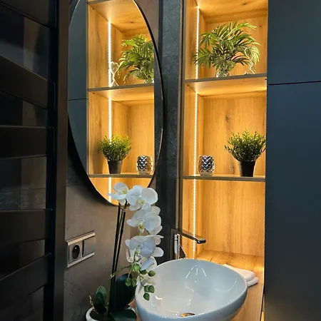 Leo & Private Zone - Old Apartment *