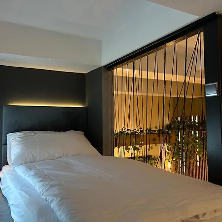 Leo & Private Zone - Old Apartment *