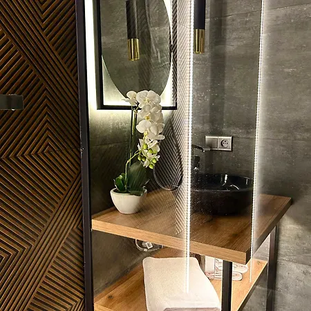 Leo & Private Zone - Old Pressburg