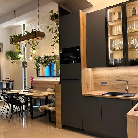 Leo & Private Zone - Old Apartment