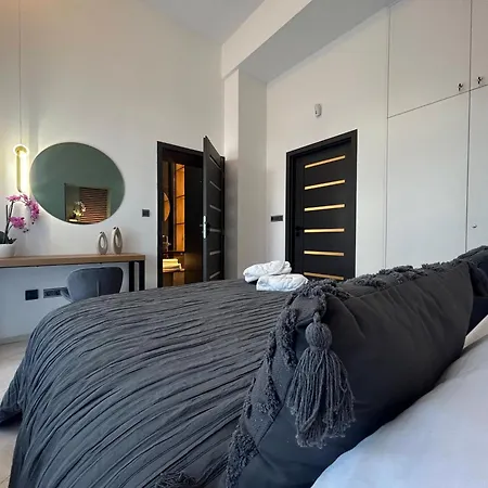 Leo & Private Zone - Old Apartment