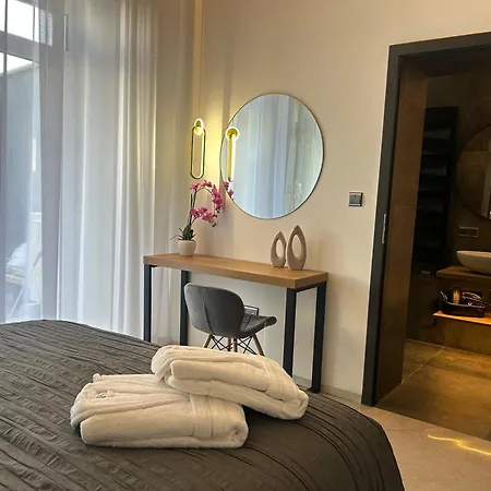 Leo & Private Zone - Old Apartment *