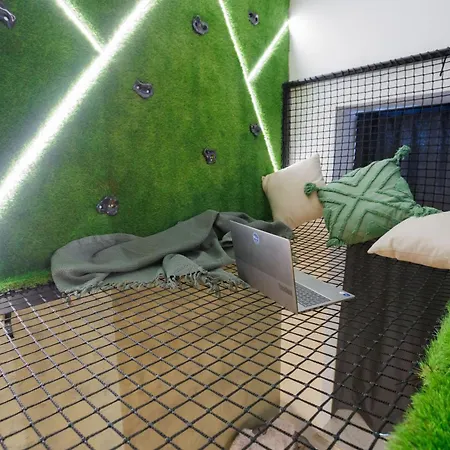 Leo & Private Zone - Old Apartment *