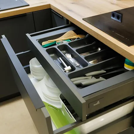 Leo & Private Zone - Old *