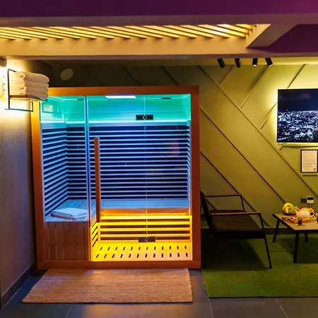 Leo & Private Zone - Old Apartment