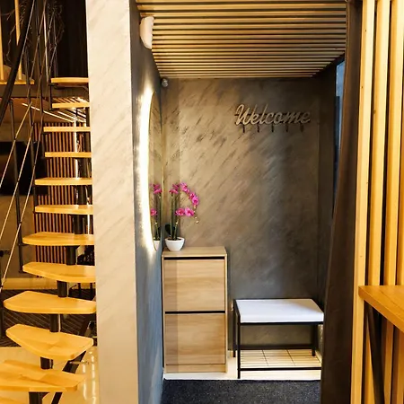 Leo & Private Zone - Old Apartment