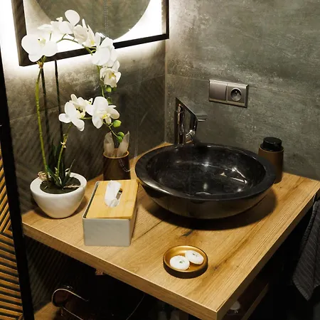 Leo & Private Zone - Old Apartment *