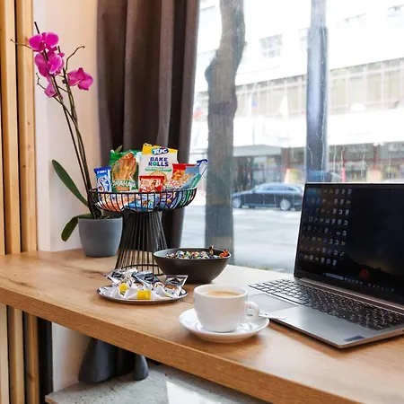 Leo & Private Zone - Old Apartment