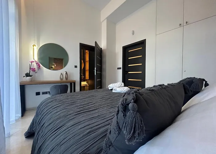 Leo & Private Zone - Old Apartment