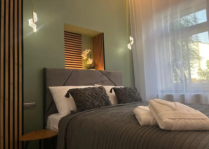 Leo & Private Zone - Old Apartment