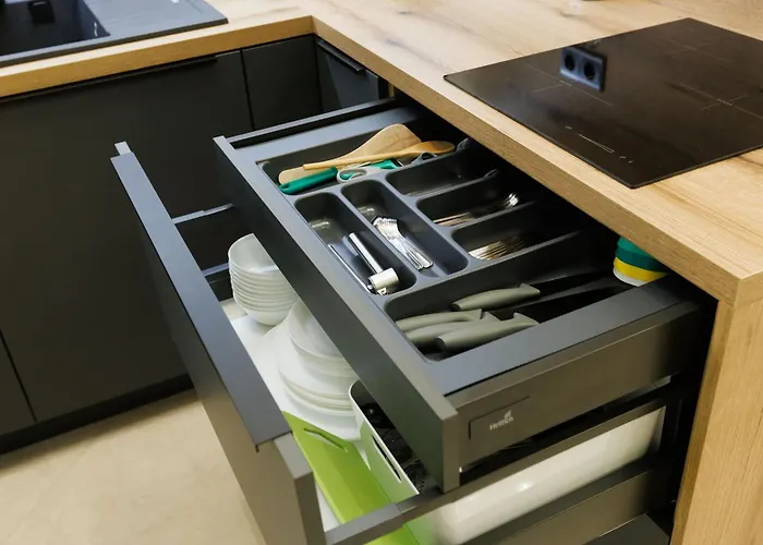 Leo & Private Zone - Old *