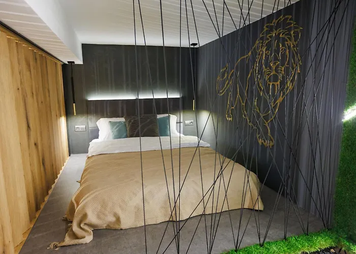 Leo & Private Zone - Old *