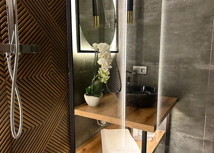 Leo & Private Zone - Old 브라티슬라바